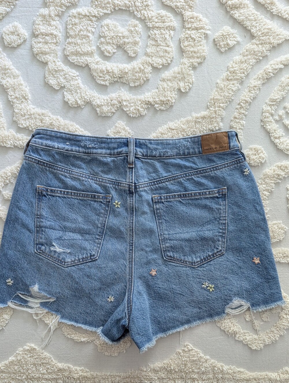 American Eagle Embroidered Flowers Mom High Rise Denim Jean Cutoff Shorts Sz 10 - Picture 3 of 8